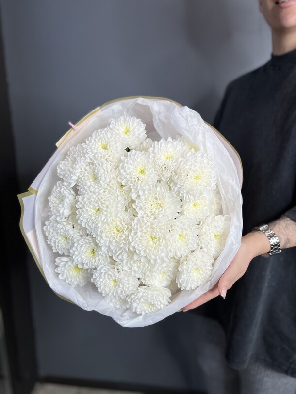 7 кустовых хризантем в нежной упаковке🤍, артикул F1412806 - 4959 рублей, доставка по городу. Flawery - доставка цветов