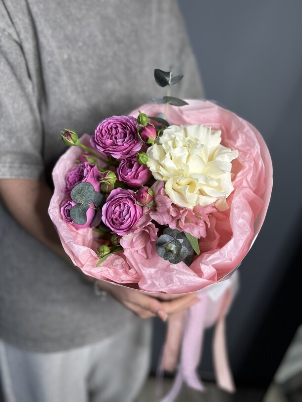 Нежный букет - комплимент, артикул F1412812 - 2066 рублей, доставка по городу. Flawery - доставка цветов