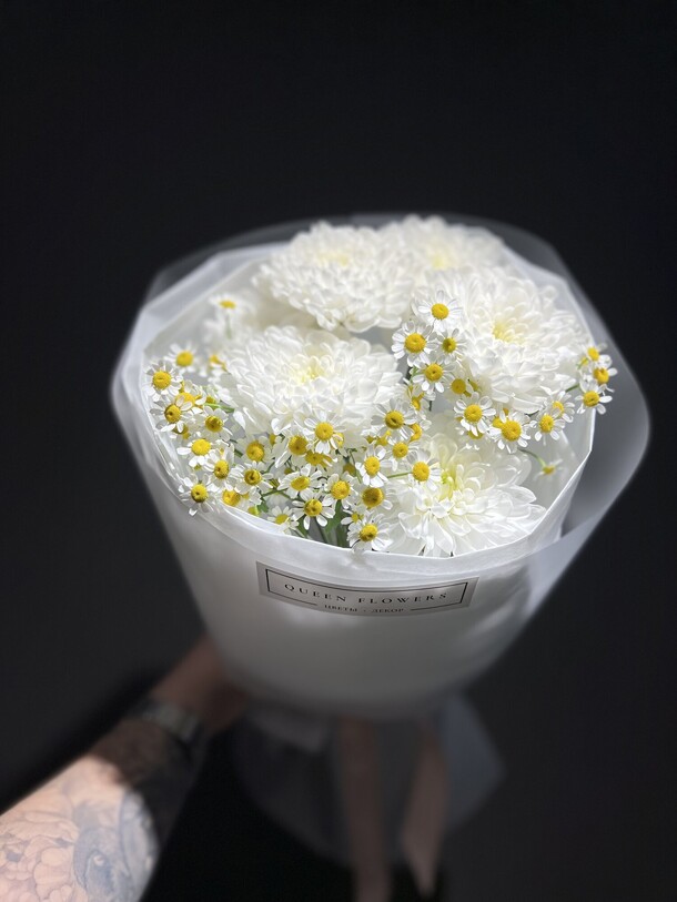 Букет - комплимент из хризантем и танацетума, артикул F1414762 - 1653 рублей, доставка по городу. Flawery - доставка цветов