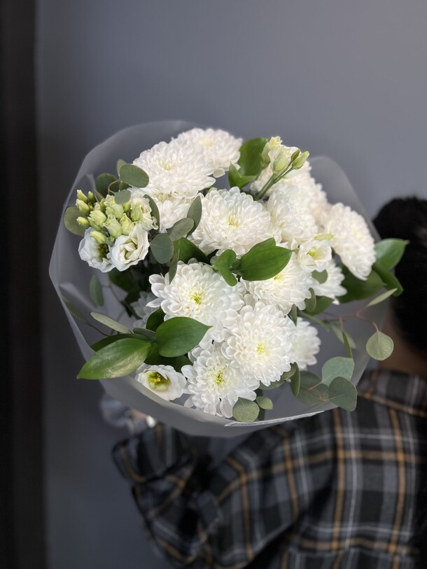 Хризантемы с эустмой и эвкалиптом🍃, артикул F1414796 - 3471 рублей, доставка по городу. Flawery - доставка цветов