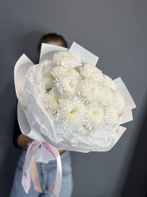 Моно из 3 кустовых хризантем, артикул F1417092 - 2479 рублей, доставка по городу. Flawery - доставка цветов