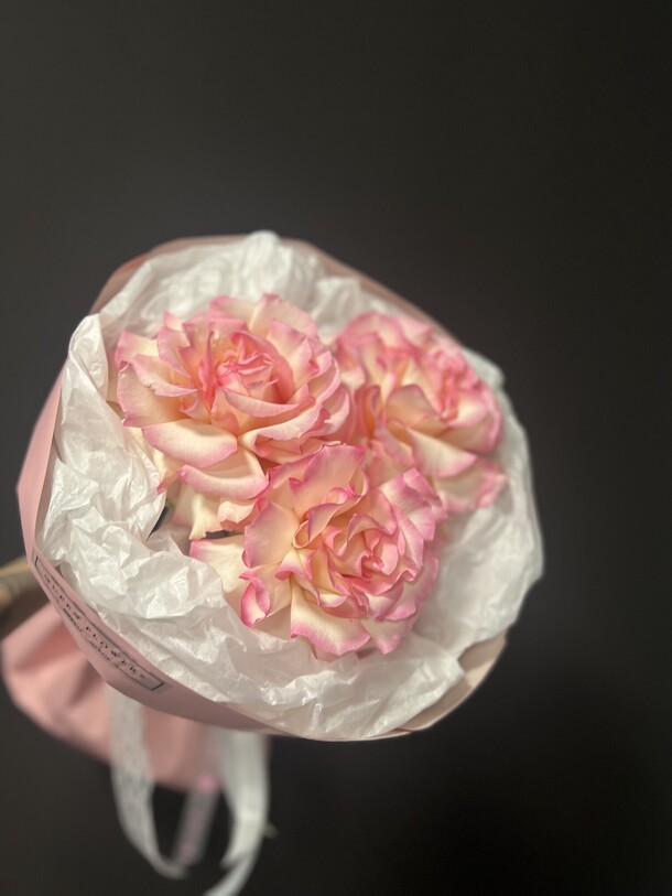 Моно из 3 французских роз, артикул F1417093 - 2066 рублей, доставка по городу. Flawery - доставка цветов