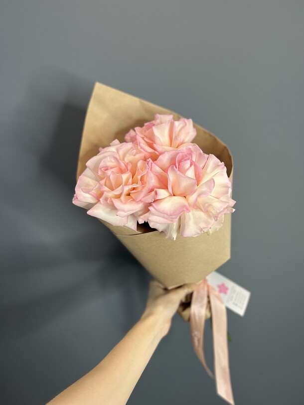 3 французских розы в крафте, артикул F1425230 - 2066 рублей, доставка по городу. Flawery - доставка цветов