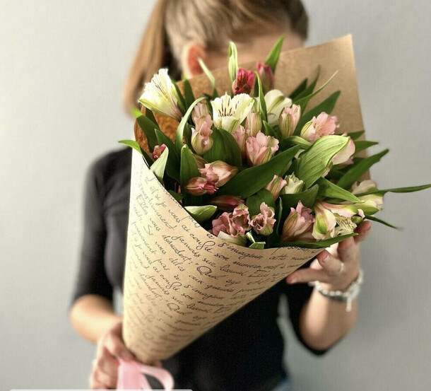 Букет из нежной альстромерии, артикул F1201830 - 2900 рублей, доставка по городу. Flawery - доставка цветов