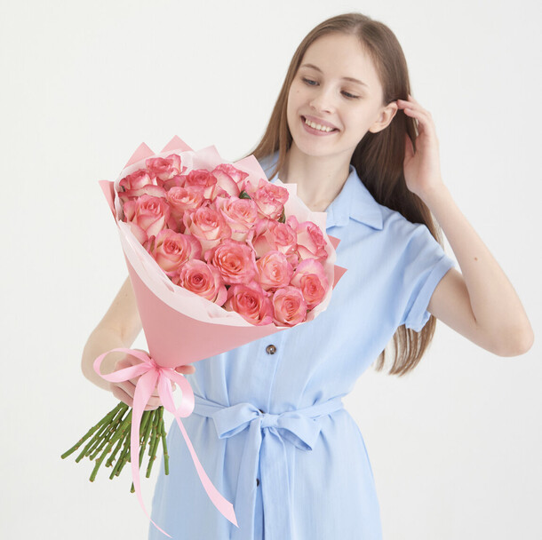 19 бело-розовых подмосковных роз, артикул F1201932 - 5300 рублей, доставка по городу. Flawery - доставка цветов