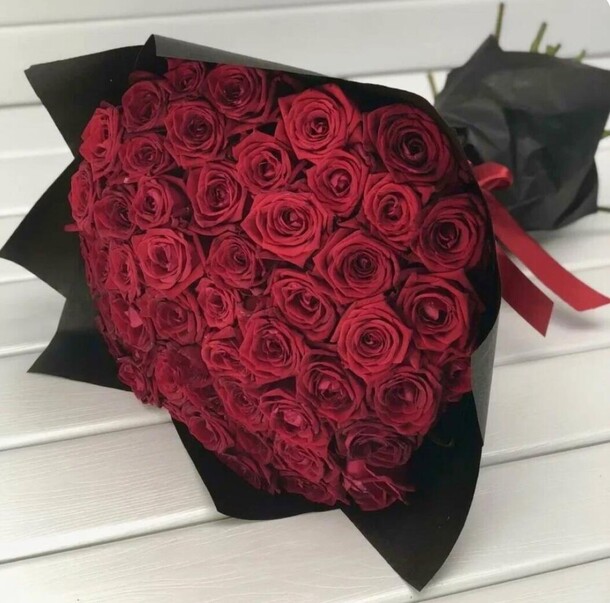 55 бордовых подмосковных роз, артикул F1202131 - 14500 рублей, доставка по городу. Flawery - доставка цветов