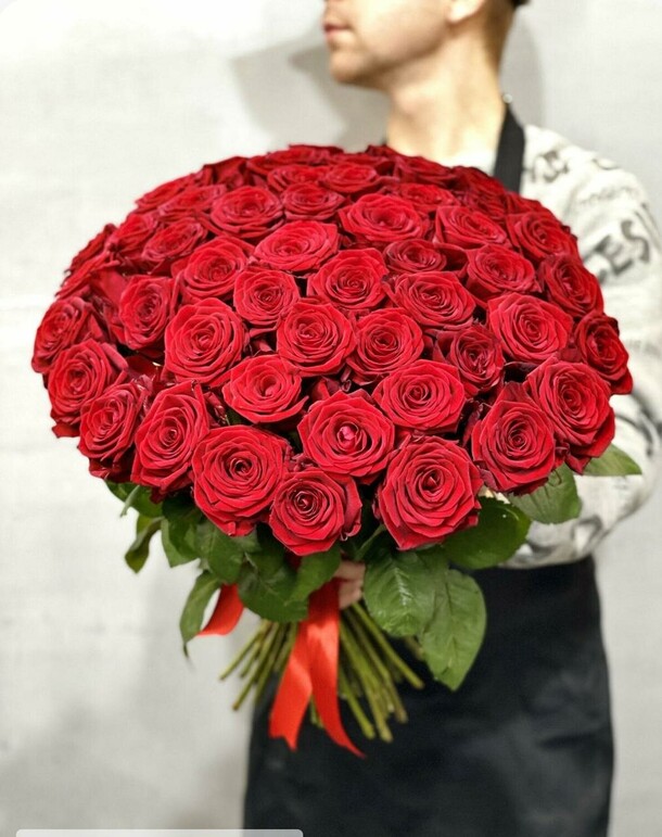 51 бордовая подмосковная роза, артикул F1292488 - 13000 рублей, доставка по городу. Flawery - доставка цветов