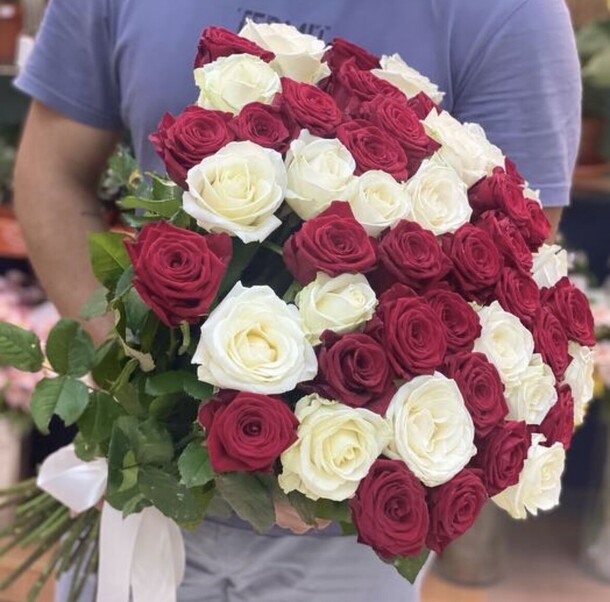 Букет из 49 подмосковных роз микс, артикул F1319364 - 12500 рублей, доставка по городу. Flawery - доставка цветов