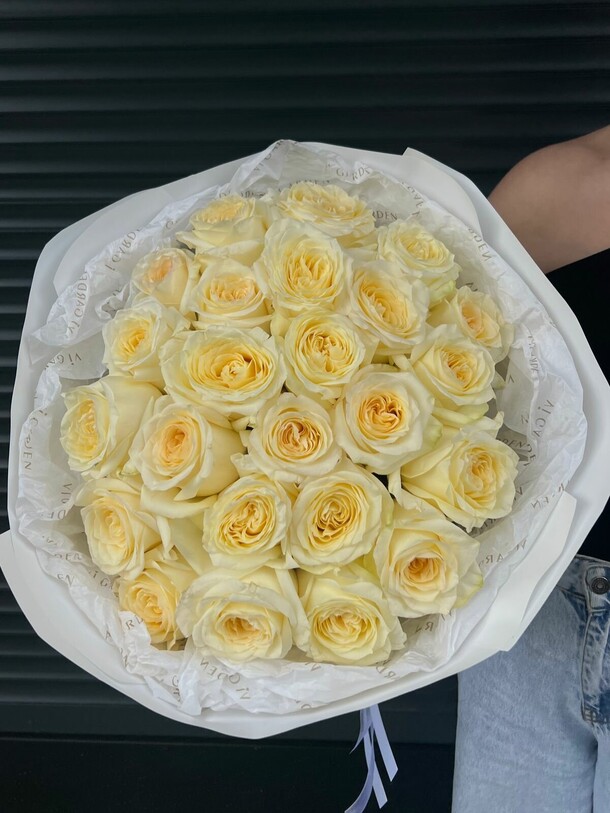 Монобукет из розы cangelilght, артикул F1203207 - 12000 рублей, доставка по городу. Flawery - доставка цветов