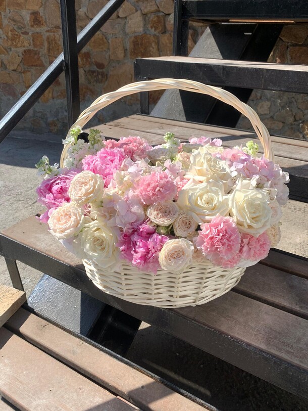 Корзина с пионами и гортензией, артикул F1295370 - 22000 рублей, доставка по городу. Flawery - доставка цветов