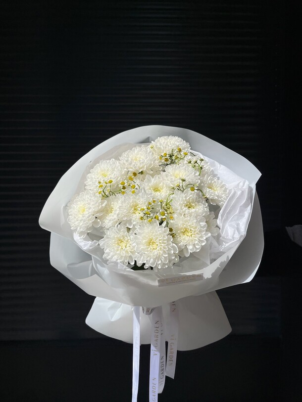 Букет из хризантем с ромашкой, артикул F1302218 - 5300 рублей, доставка по городу. Flawery - доставка цветов
