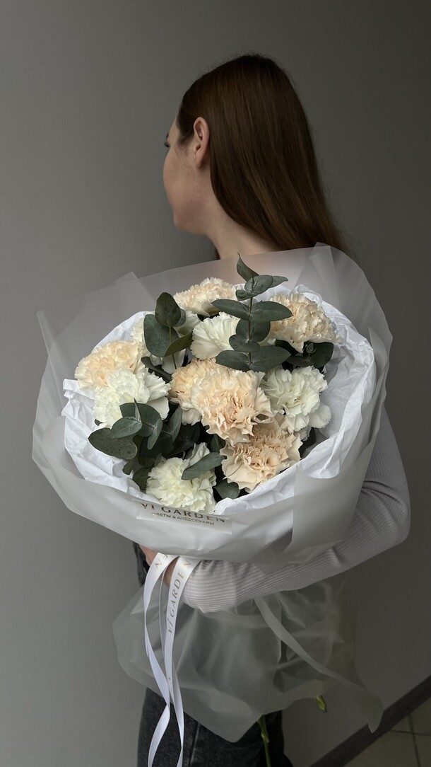 Букет из гвоздик с эвкалиптом, артикул F1336331 - 3500 рублей, доставка по городу. Flawery - доставка цветов