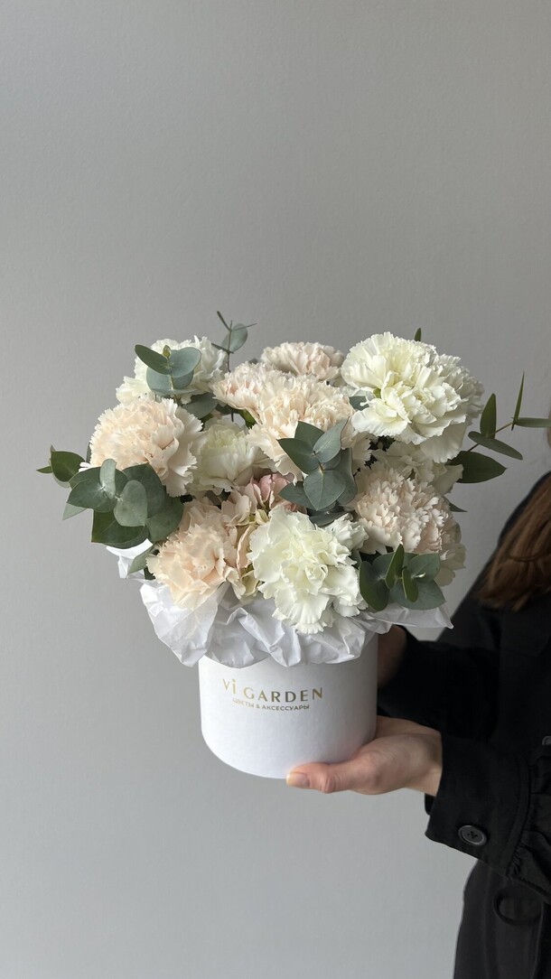 Гвоздика с эвкалиптом в коробке, артикул F1340545 - 4800 рублей, доставка по городу. Flawery - доставка цветов