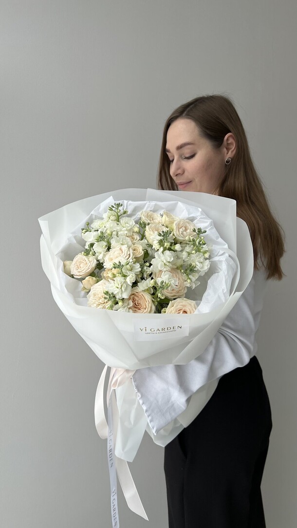 Дуо букет из кустовых роз и маттиолы, артикул F1343492 - 4850 рублей, доставка по городу. Flawery - доставка цветов