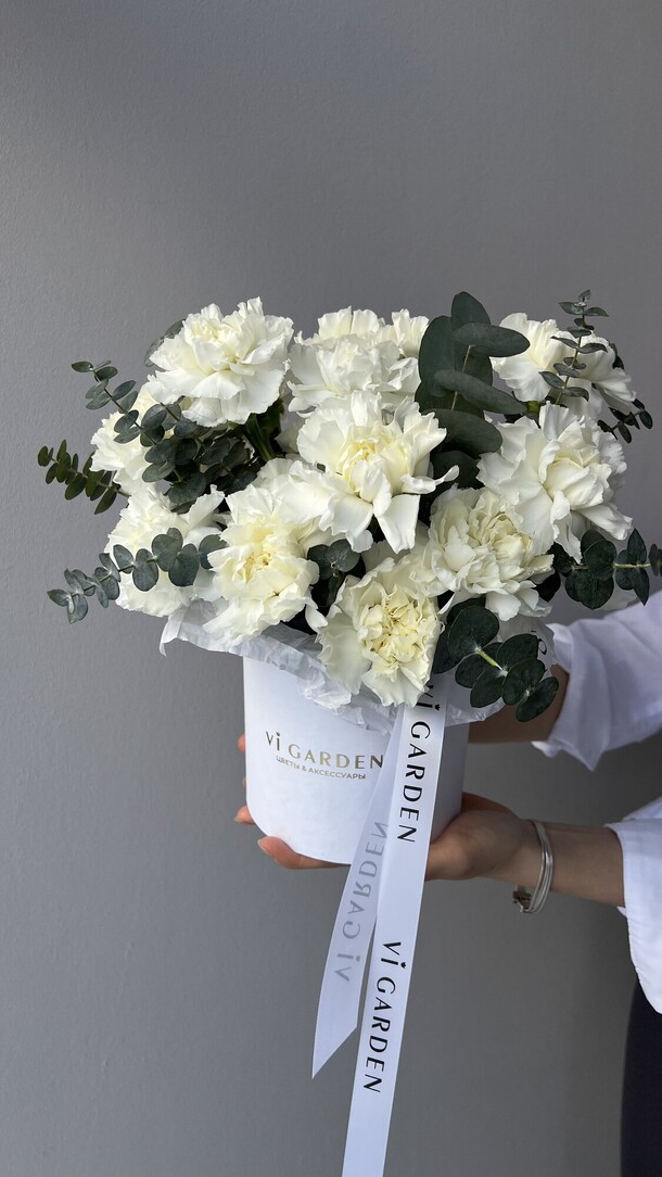 Бокс «гвоздика-эвкалипт», артикул F1374449 - 4550 рублей, доставка по городу. Flawery - доставка цветов