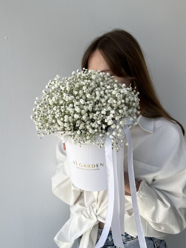 Коробка гипсофилы мини, артикул F1419076 - 2200 рублей, доставка по городу. Flawery - доставка цветов