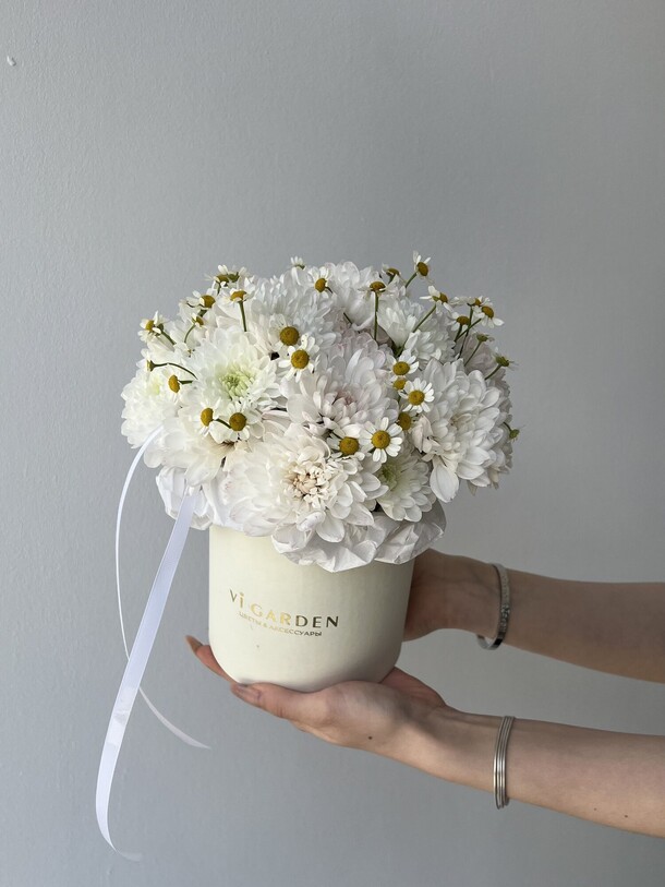 Бокс "хриза-ромашка", артикул F1421850 - 3200 рублей, доставка по городу. Flawery - доставка цветов