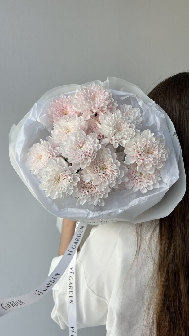 Букет хризантема «розе» 3 шт, артикул F1433627 - 2450 рублей, доставка по городу. Flawery - доставка цветов