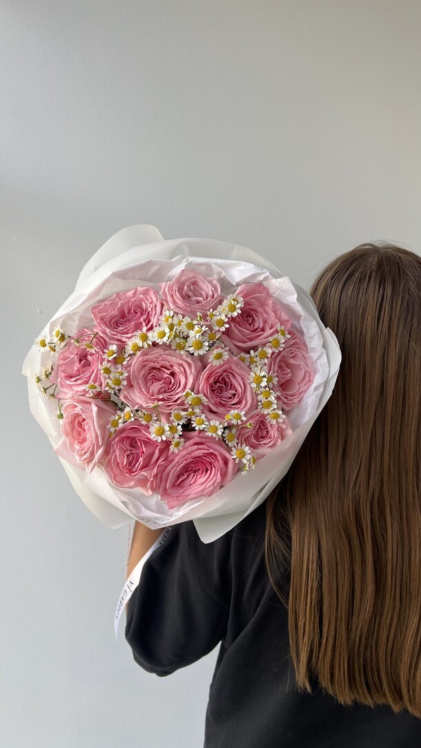 Букет «роза пинк охара-ромашка», артикул F1441676 - 8100 рублей, доставка по городу. Flawery - доставка цветов