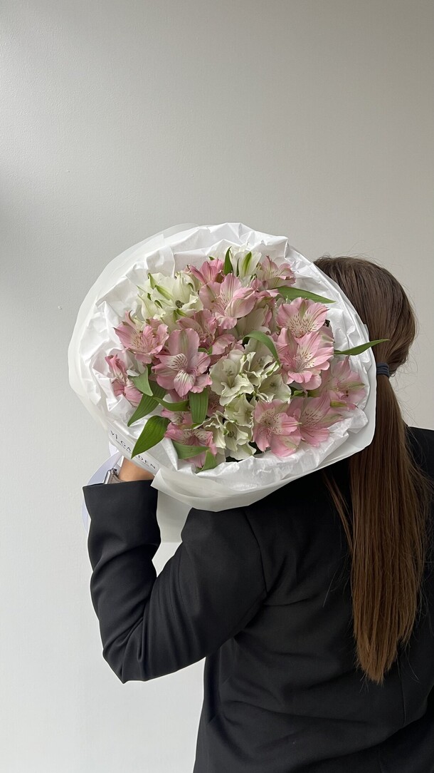 Букет «моно альстромерия» 7 шт, артикул F1444351 - 5500 рублей, доставка по городу. Flawery - доставка цветов