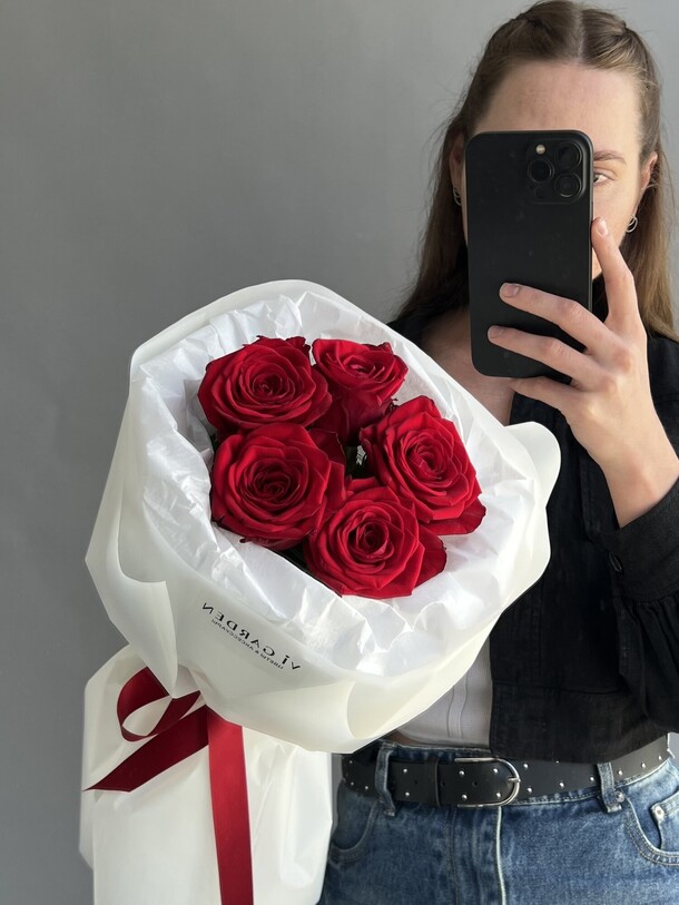 Роза «ред наоми» 5, артикул F1447807 - 5000 рублей, доставка по городу. Flawery - доставка цветов