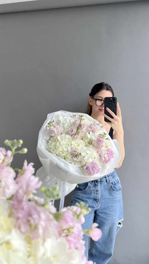 Букет «дуо гортензии-маттиола», артикул F1451864 - 8700 рублей, доставка по городу. Flawery - доставка цветов