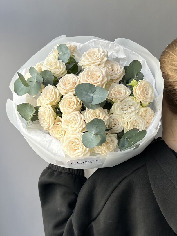 Букет «роза софи-эвкалипт» размер м, артикул F1458073 - 6900 рублей, доставка по городу. Flawery - доставка цветов
