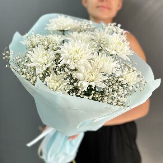 Стойкий воздушный букет хризантем и гипсофилы, артикул F1210340 - 3268 рублей, доставка по городу. Flawery - доставка цветов