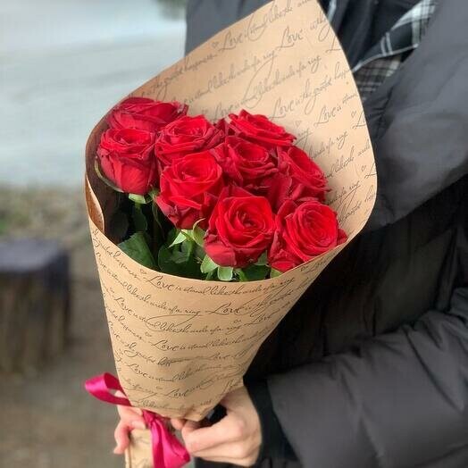 Красные розы в конверте, артикул F1210377 - 3594 рублей, доставка по городу. Flawery - доставка цветов