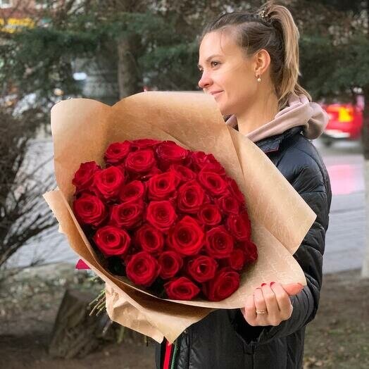 Букет красных роз 31 шт, артикул F1210378 - 11978 рублей, доставка по городу. Flawery - доставка цветов