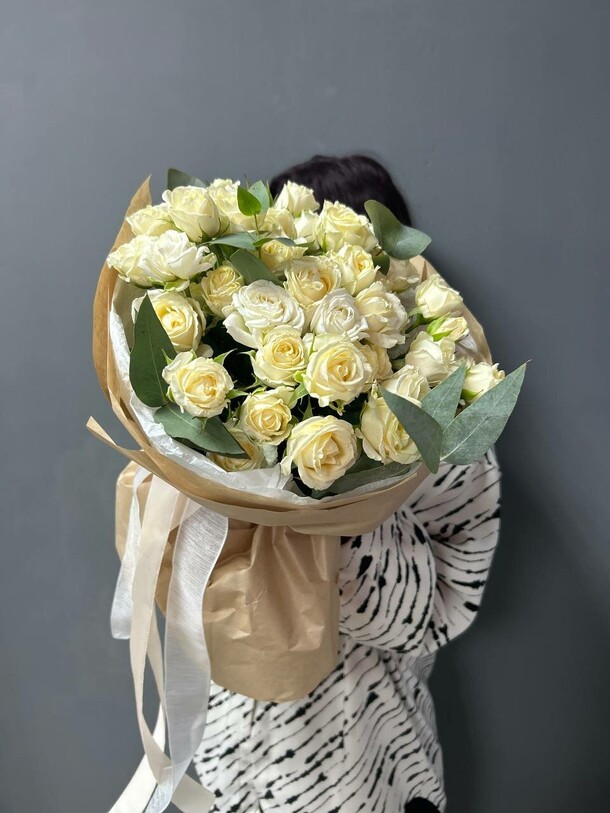 Букет кустовых белых роз и эвкалипта, артикул F1248958 - 4659 рублей, доставка по городу. Flawery - доставка цветов