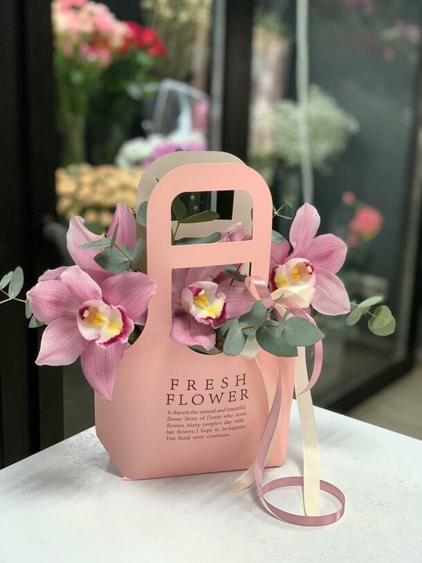 Сумочка стойких орхидей, артикул F1250072 - 2999 рублей, доставка по городу. Flawery - доставка цветов