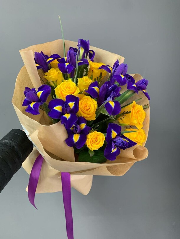 Ирисы и желтые розы, артикул F1251613 - 3993 рублей, доставка по городу. Flawery - доставка цветов