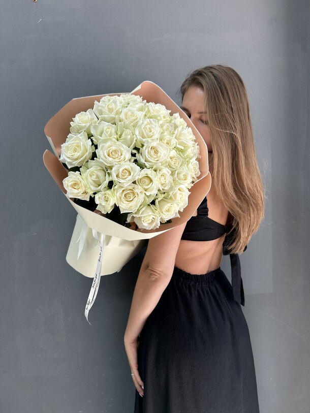 35 белых роз, артикул F1302182 - 9900 рублей, доставка по городу. Flawery - доставка цветов