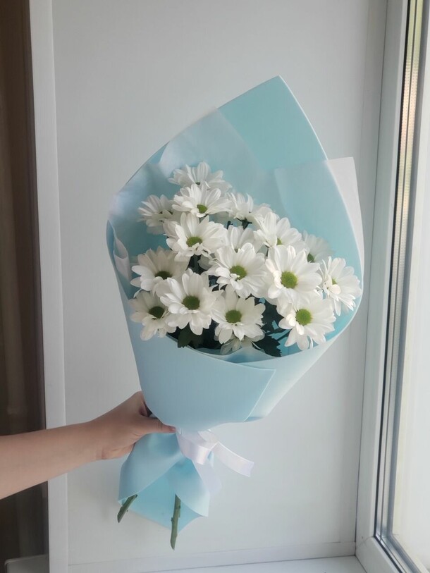 Букет с ромашками, артикул F1201913 - 1650 рублей, доставка по городу. Flawery - доставка цветов