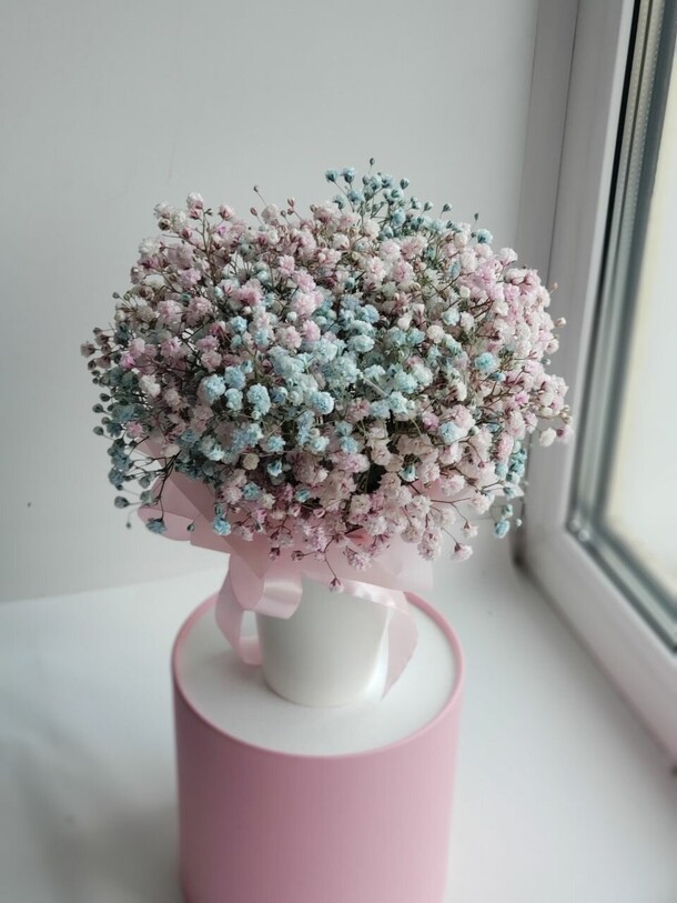 Комплимент с гипсофилой в кофейном стаканчике, артикул F1223655 - 1450 рублей, доставка по городу. Flawery - доставка цветов