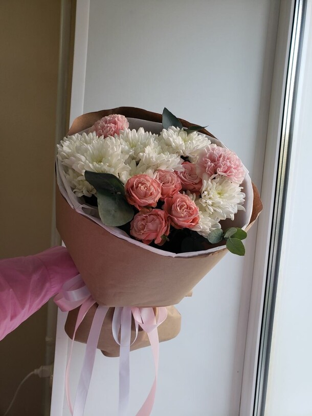 Нежный букет с пионовидной кустовой розой, диантусами и эвкалиптом, артикул F1223664 - 2930 рублей, доставка по городу. Flawery - доставка цветов