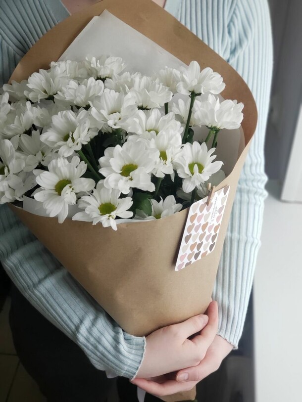 Ромашки в крафтовой упаковке, артикул F1227685 - 1750 рублей, доставка по городу. Flawery - доставка цветов