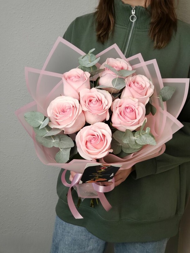 Букет с розами и эвкалиптом, артикул F1250714 - 3280 рублей, доставка по городу. Flawery - доставка цветов