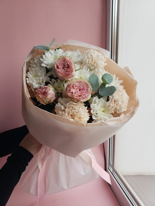 Нежный букет с кустовой розой, артикул F1333893 - 2990 рублей, доставка по городу. Flawery - доставка цветов