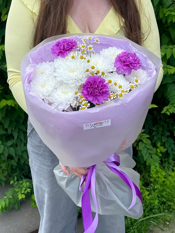 Букет с ромашками и диантусами, артикул F1436785 - 2900 рублей, доставка по городу. Flawery - доставка цветов