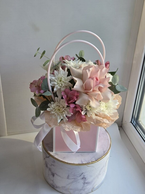 Нежная сумочка с розой и альстромерией, артикул F1490336 - 2090 рублей, доставка по городу. Flawery - доставка цветов