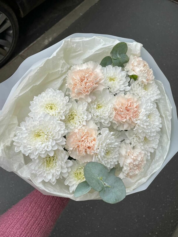 Нежный букет с диантусами, артикул F1490339 - 3360 рублей, доставка по городу. Flawery - доставка цветов