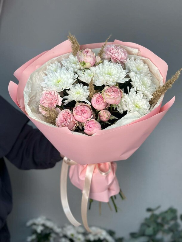 Нежный букет с кустовыми розами, артикул F1490371 - 3070 рублей, доставка по городу. Flawery - доставка цветов