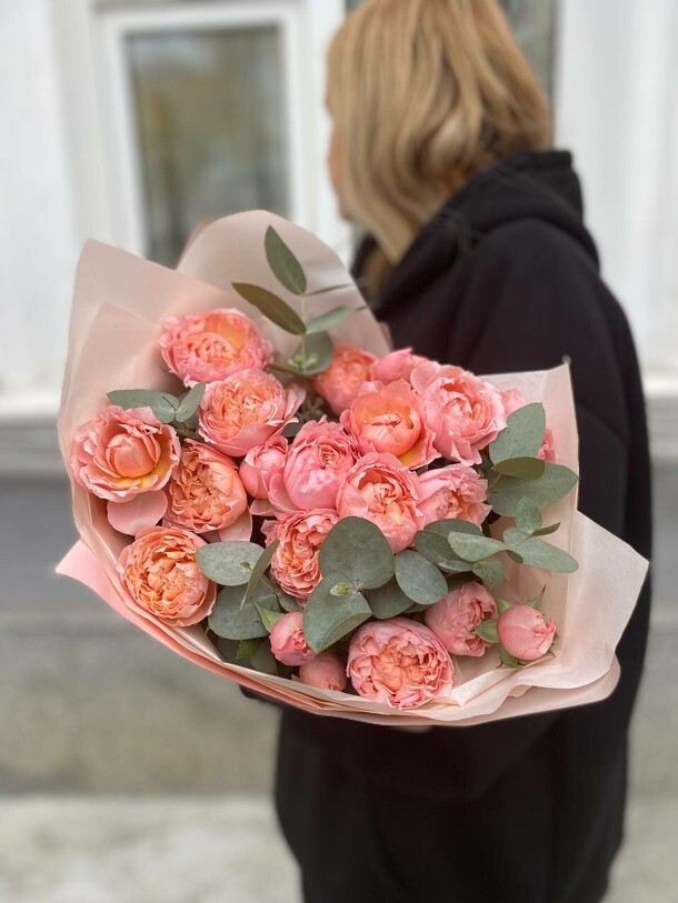 Персиковые премиум кустовые пионовидные розы джульетта с эвкалиптом, артикул F1216760 - 4640 рублей, доставка по городу. Flawery - доставка цветов