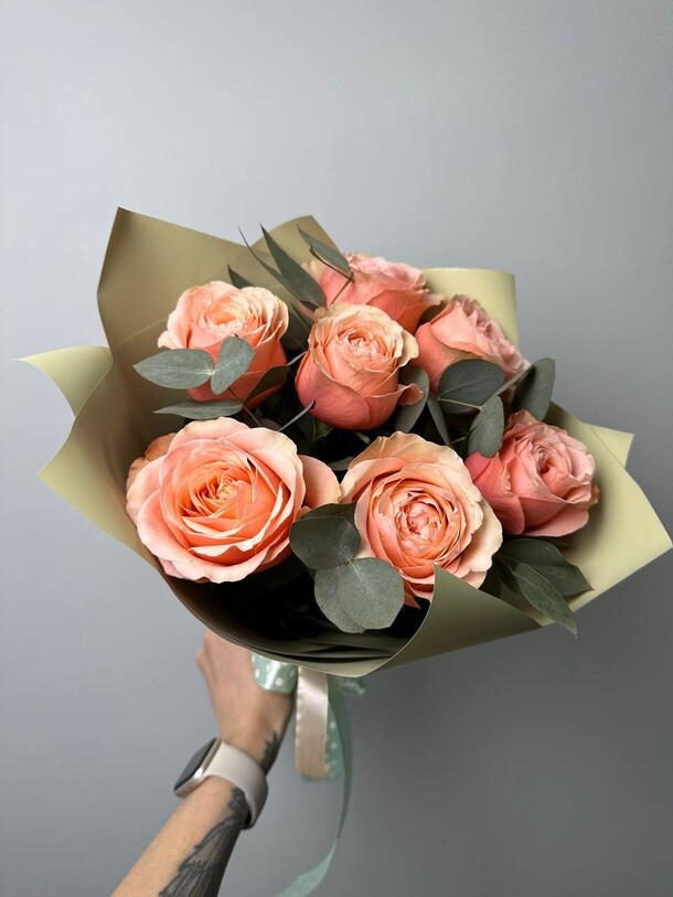 7 роз сорта kahala с эвкалиптом, артикул F1271966 - 3250 рублей, доставка по городу. Flawery - доставка цветов