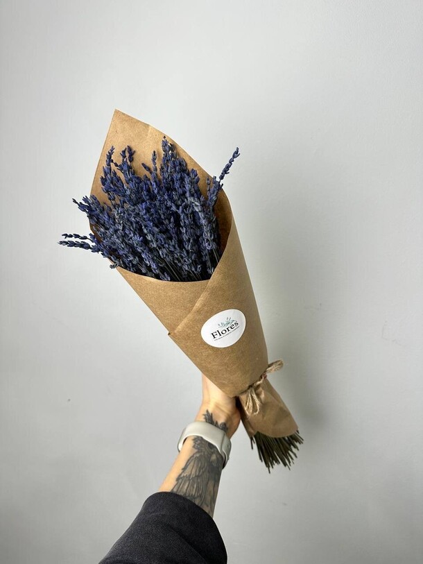 Яркая лаванда в крафте, артикул F1286325 - 3190 рублей, доставка по городу. Flawery - доставка цветов