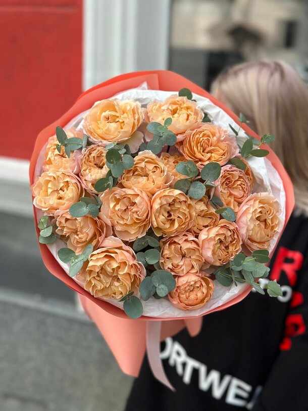 15 персиковых кустовых роз с эвкалиптом, артикул F1306660 - 13920 рублей, доставка по городу. Flawery - доставка цветов