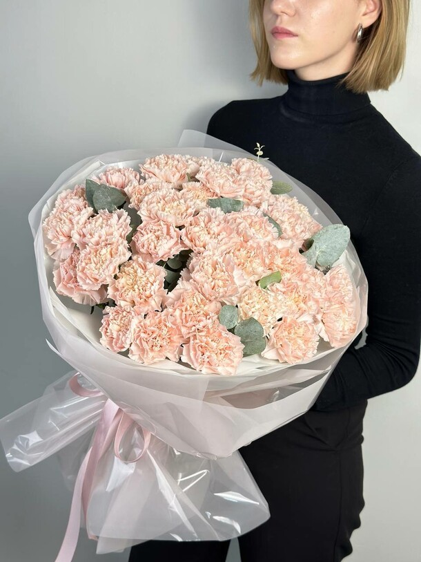 Кремовые диантусы с эвкалиптом, артикул F1330382 - 8450 рублей, доставка по городу. Flawery - доставка цветов