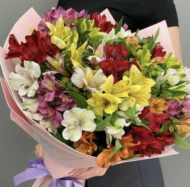 Букет из 25 альстромерии, артикул F1268425 - 5300 рублей, доставка по городу. Flawery - доставка цветов